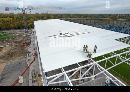 Bau- und Finishing-Arbeiten im Fußballstadion in plock, polen Stockfoto