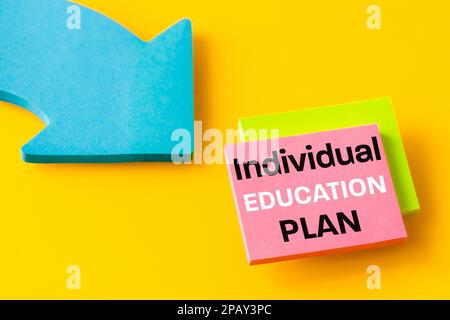 IEP-Symbol für individuellen Schulungsplan. Auf bunten Karten geschrieben, schöner gelber Hintergrund, positive, leuchtende Farben, Pfeil, Business IEP Ind Stockfoto