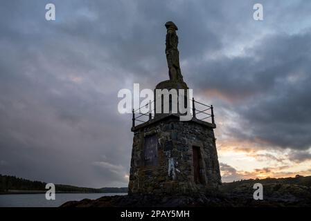 Lord Nelson's Statue in der Nähe von Plas Llanfair mit Blick auf die Menai Strait, Anglesey, Nordwales. Stockfoto