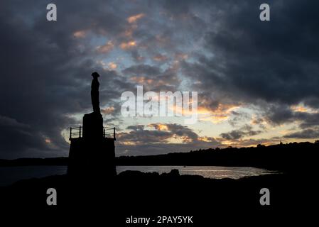 Lord Nelson's Statue in der Nähe von Plas Llanfair mit Blick auf die Menai Strait, Anglesey, Nordwales. Stockfoto