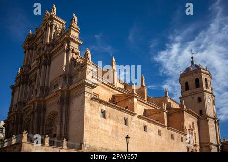 Blick auf die Kollegialkirche San Patricio im Renaissance-Stil und das Nationaldenkmal in Lorca, Murcia, Spanien Stockfoto