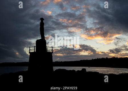 Lord Nelson's Statue in der Nähe von Plas Llanfair mit Blick auf die Menai Strait, Anglesey, Nordwales. Stockfoto