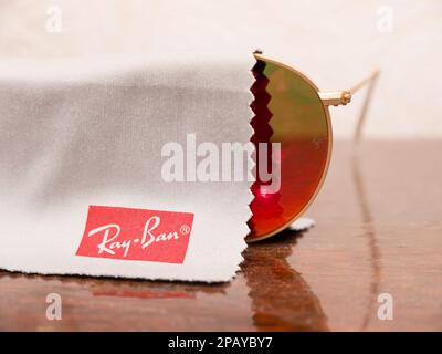 Ray-Ban RB 3447 Sonnenbrille. Ray-Ban ist eine Marke für Sonnenbrillen und Brillen, die 1937 von der amerikanischen Firma Bausch & Lomb entwickelt wurde. Stockfoto