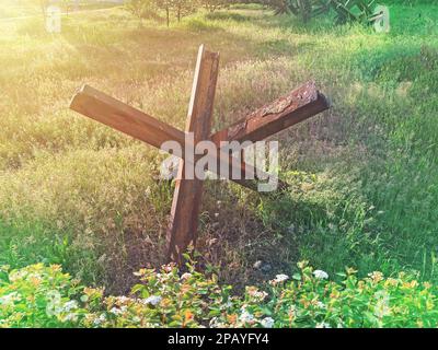 Panzerabwehrende tschechische Igel auf Gras bei Sonnenuntergang. Beendigung der russischen militärischen Aggression, der Kriegsinvasion und des Völkermords in der Ukraine 2023. Igel - Panzerabwehrgeburtshilfe Stockfoto