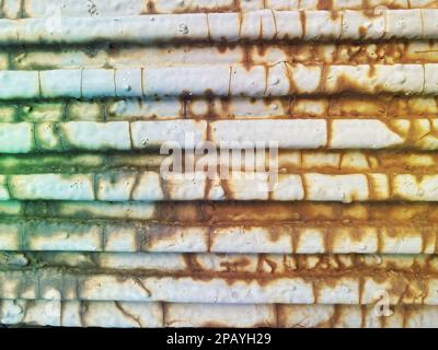 Abgesplitterte Farbe rostiger strukturierter Metallhintergrund. Rostige Metalloberfläche mit schäbiger Hintergrundfarbe. Strukturierte blaue rissige Farbe auf einer Eisenplatte. Stockfoto