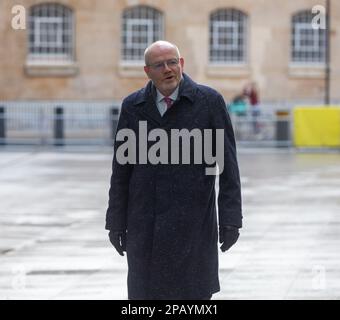 London, England, Großbritannien. 12. März 2023. Der ehemalige Generaldirektor von theÂ BBC MARK THOMPSON wird vor dem BBC New Broadcasting House gesehen, nachdem er am Sonntag mit Laura Kuenssberg in der politischen Show auftrat. (Kreditbild: © Tayfun Salci/ZUMA Press Wire) NUR REDAKTIONELLE VERWENDUNG! Nicht für den kommerziellen GEBRAUCH! Kredit: ZUMA Press, Inc./Alamy Live News Stockfoto