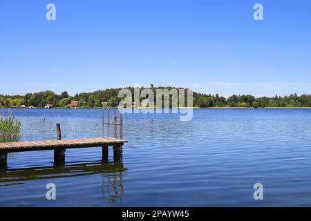 Blick auf den Krakauer See (Krakauer See) mit dem Aussichtsturm im Hintergrund, Mecklenburg-Vorpommern - Deutschland Stockfoto