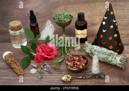 Love-Trank romantisches Wicca-Okkultes Konzept mit aphrodisiakalen Zutaten für magischen Zauber mit Kräutern, Rosenblüten, Flecken, Öl, heilende Kristalle. Stockfoto