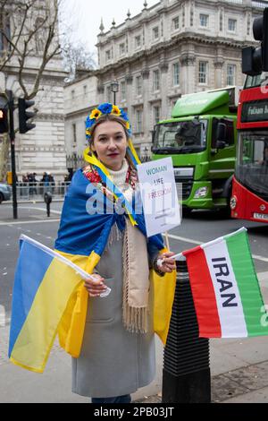 London, Großbritannien - 11. März 2023: Ukrainisches Mädchen unterstützt iranische Woman, Life, Freedom-Bewegung. Dutzende von Ukrainern und Briten versammelten sich in einem Protest, in dem sie die britische Regierung aufforderten, die Ukrainer mit mehr Waffen und Waffen zu unterstützen. Kredit: Sinai Noor/Alamy Live News Stockfoto