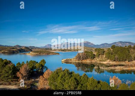 Panoramablick an einem hellen Frühlingstag auf den Puentes Stausee in Lorca, Region Murcia, Spanien. Stockfoto