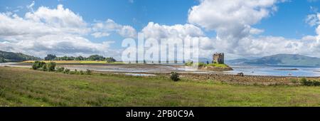 Castle Stalker ist ein malerisches Schloss, das 25 km nördlich von Oban an der Westküste Schottlands von Wasser umgeben ist Stockfoto