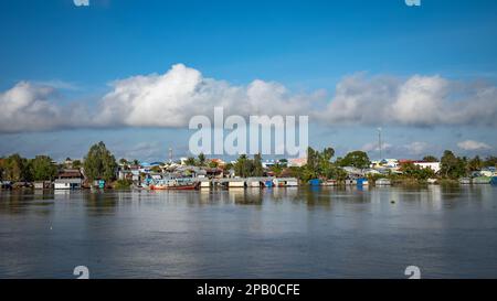 Die Stadt Neak Loeung am Ufer des Mekong in der Provinz Kandal, Kambodscha. Stockfoto