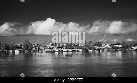 Die Stadt Neak Loeung am Ufer des Mekong in der Provinz Kandal, Kambodscha. Stockfoto
