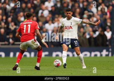 London, Großbritannien. 12. März 2023. Cristian Romero von Tottenham Hotspur wird am 11. März 2023 vom Fußballteam der Premier League zwischen Tottenham Hotspur und Nottingham Forest im Tottenham Hotspur Stadium, London, England, herausgefordert. Jesse Lingard vom Nottingham Forest. Foto: Ken Sparks. Nur redaktionelle Verwendung, Lizenz für kommerzielle Verwendung erforderlich. Keine Verwendung bei Wetten, Spielen oder Veröffentlichungen von Clubs/Ligen/Spielern. Kredit: UK Sports Pics Ltd/Alamy Live News Stockfoto