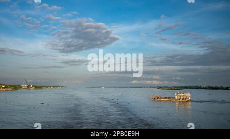 Eine überfüllte Flussfähre überquert den Mekong kurz nach Sonnenaufgang flussabwärts von Phnom Penh in Kambodscha. Stockfoto