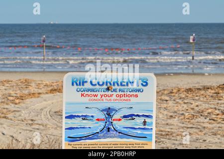 Galveston, Texas, USA - Februar 2023: Warnschild, das Besucher am Strand über die Gefahr von Reißströmungen im Meer informiert Stockfoto