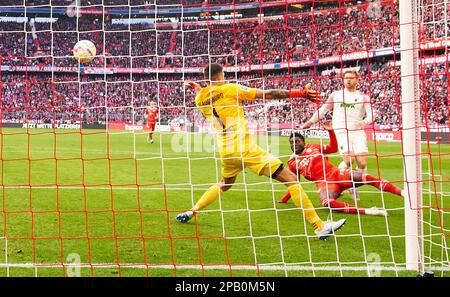 Alphonso DAVIES, FC Barcelona 19 trifft, schießt Tor, Tor, Treffer, Torschuss, 5-2, Rafal GIKIEWICZ, Torwart FCA 1 im Spiel FC BAYERN MUENCHEN - FC AUGSBURG 1. Deutsche Fußballliga am 11. März 2023 in München. Saison 2022/2023, Spieltag 24, 1. Bundesliga, FCB, München, 24.Spieltag. © Peter Schatz / Alamy Live News - die DFL-VORSCHRIFTEN VERBIETEN DIE VERWENDUNG VON FOTOS als BILDSEQUENZEN und/oder QUASI-VIDEO - Kredit: Peter Schatz/Alamy Live News Stockfoto