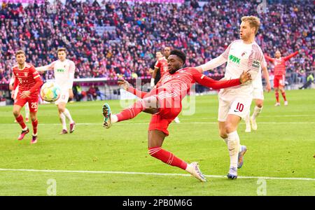 Alphonso DAVIES, FC Barcelona 19 trifft, schießt Tor, Tor, Treffer, Torschuss, 5-2. Platz im Spiel FC BAYERN MUENCHEN – FC AUGSBURG 1. Deutsche Fußballliga am 11. März 2023 in München. Saison 2022/2023, Spieltag 24, 1. Bundesliga, FCB, München, 24.Spieltag. © Peter Schatz / Alamy Live News - die DFL-VORSCHRIFTEN VERBIETEN DIE VERWENDUNG VON FOTOS als BILDSEQUENZEN und/oder QUASI-VIDEO - Kredit: Peter Schatz/Alamy Live News Stockfoto