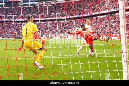 Alphonso DAVIES, FC Barcelona 19 trifft, schießt Tor, Tor, Treffer, Torschuss, 5-2, Rafal GIKIEWICZ, Torwart FCA 1 im Spiel FC BAYERN MUENCHEN - FC AUGSBURG 1. Deutsche Fußballliga am 11. März 2023 in München. Saison 2022/2023, Spieltag 24, 1. Bundesliga, FCB, München, 24.Spieltag. © Peter Schatz / Alamy Live News - die DFL-VORSCHRIFTEN VERBIETEN DIE VERWENDUNG VON FOTOS als BILDSEQUENZEN und/oder QUASI-VIDEO - Kredit: Peter Schatz/Alamy Live News Stockfoto