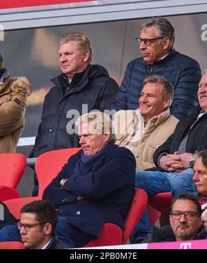 Stefan Effenberg (L), ehemaliger Spieler , Mediendirektor Stefan Mennerich, Pressechef FCB (R) Oliver KAHN, FCB-CEO, Vorstandsvorsitzender der FC Bayern München AG, im Spiel FC BAYERN MUENCHEN – FC AUGSBURG 5-3 1. Deutsche Fußballliga am 11. März 2023 in München. Saison 2022/2023, Spieltag 24, 1. Bundesliga, FCB, München, 24.Spieltag. © Peter Schatz / Alamy Live News - die DFL-VORSCHRIFTEN VERBIETEN DIE VERWENDUNG VON FOTOS als BILDSEQUENZEN und/oder QUASI-VIDEO - Kredit: Peter Schatz/Alamy Live News Stockfoto