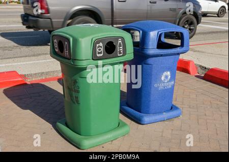 Galveston, Texas, USA - Februar 2023: Farbige Kunststoffbehälter zum Recycling von Materialien und Müll an der Küste von Galveston. Stockfoto