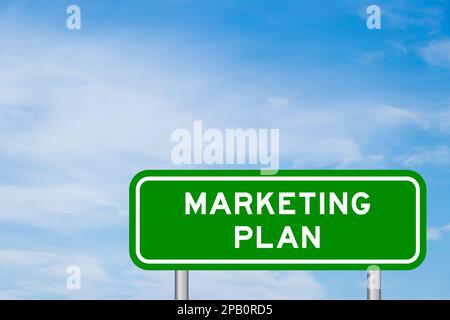 Grünes Verkehrszeichen mit Word-Marketingplan auf blauem Himmel mit weißem Wolkenhintergrund Stockfoto