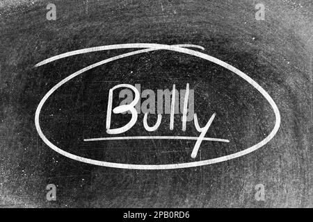 Weiße Kreidehandschrift in Wort- und Kreisform auf Tafelhintergrund Stockfoto