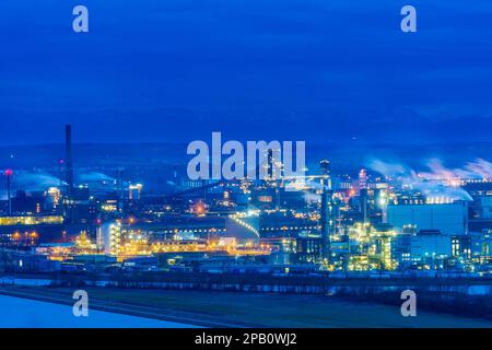 Linz: Donau (Donau), Steyregger Brücke, voestalpine Stahlwerke im Zentralraum, Oberösterreich, Oberösterreich, Österreich Stockfoto