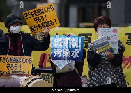 Peking, Japan. 11. März 2023. Während eines Protests in der Nähe des Hauptquartiers der Tokyo Electric Power Company (TEPCO) in Tokio, Japan, am 11. März 2023 halten Menschen Schilder, die gegen die Ableitung nuklearverseuchter Abwässer in den Pazifischen Ozean sprechen. Kredit: Zhang Xiaoyu/Xinhua/Alamy Live News Stockfoto