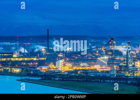 Linz: Donau (Donau), Steyregger Brücke, voestalpine Stahlwerke im Zentralraum, Oberösterreich, Oberösterreich, Österreich Stockfoto