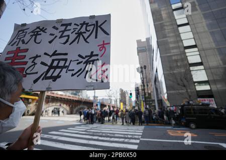 Tokio, Japan. 11. März 2023. (230312) -- TOKIO, 12. März 2023 (Xinhua) -- Ein Schild mit der Aufschrift "Versenken Sie verunreinigtes Abwasser nicht ins Meer" wird bei einem Protest in der Nähe des Hauptquartiers der Tokyo Electric Power Company (TEPCO) in Tokio, Japan, 11. März 2023 gezeigt. Samstag ist das 12. Jahr nach einem Erdbeben der Stärke 9,0 im Nordosten Japans, das auch als großes Erdbeben im Osten Japans bekannt ist. Am 11. März 2011 führte ein anschließender Tsunami auch zu Kernschmelzen im von TEPCO betriebenen Kraftwerk Fukushima, was zu einem nuklearen Unfall der Stufe 7 führte.die japanische Regierung Stockfoto