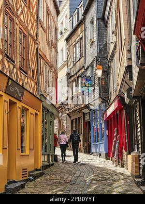 Enge Straße mit Fachwerkhäusern und Geschäften, im mittelalterlichen KüstenFischerdorf Honfleur, Normandie, Frankreich, Stockfoto