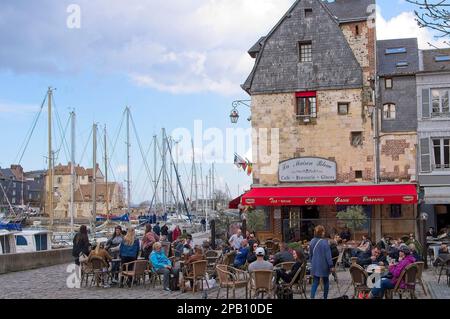 Harbourside Cafe/Brasserie, mit rotem Baldachin und Sitzgelegenheiten im Freien, Honfleur, Normandie, Frankreich, Stockfoto