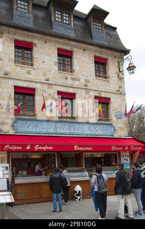 Harbourside Cafe/Brasserie mit rotem Baldachin und Sitzgelegenheiten im Freien. Honfleur, Normandie, Frankreich. Stockfoto