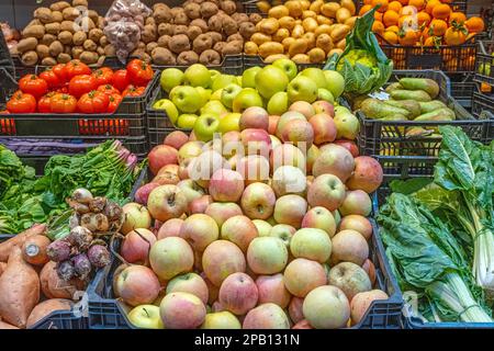 Äpfel und Gemüse zum Verkauf auf einem Markt Stockfoto
