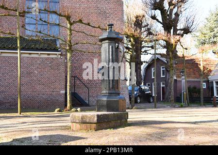 Broek in Waterland, Niederlande. Februar 2023. Alte Wasserpumpe am Kerkplein in Broek in Waterland, Niederlande. Hochwertiges Foto Stockfoto