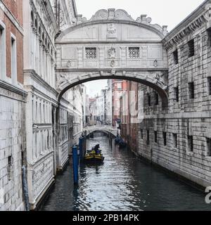 Venedig, Italien - 15. November 2022: Seufzerbrücke oder Ponte de Suspiri und Dogenpalast Stockfoto