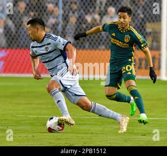 Kansas City, USA. 11. März 2023. Der Mittelfeldspieler Roger Espinoza (15) aus Kansas City bewegt den Ball an der Memo Rodríguez (20) des Mittelfeldspielers Los Angeles Galaxy vorbei. Sporting KC war Gastgeber der LA Galaxy bei einem Major League-Fußballspiel am 11. März 2023 im Children's Mercy Park Stadium in Kansas City, KS, USA. Foto: Tim Vizer/Sipa USA Kredit: SIPA USA/Alamy Live News Stockfoto