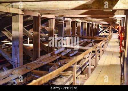 Venedig, Italien - 15. November 2022: Holzbalken auf dem Dachboden des Dogenpalastes, Palazzo Ducale Stockfoto