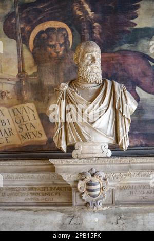 Venedig, Italien - 15. November 2022: Männliche Figurenskulptur im Dogenpalast, Palazzo Ducale Stockfoto