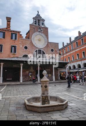 Venedig, Italien - 15. November 2022: Campo San Giacomo di Rialto und Kirchentour Stockfoto