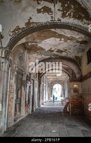 Venedig, Italien - 15. November 2022: Torbögen des Mercato di Rialto Markts Stockfoto
