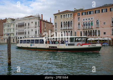 Venedig, Italien - 15. November 2022: Öffentliche Verkehrsmittel mit der Vaporetto-Fähre auf dem Canale Grande Stockfoto