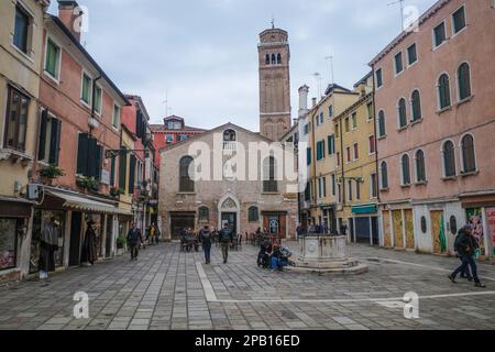 Venedig, Italien - 14. November 2022: Campo San Toma und Chiesa San Toma Kirche Stockfoto