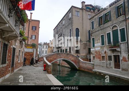 Venedig, Italien - 14. November 2022: Architektur entlang der Ventiankanäle Stockfoto