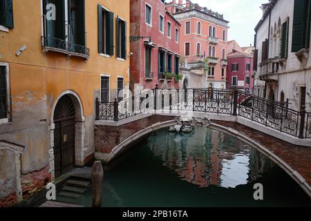 Venedig, Italien - 15. November 2022: Brücke über die venezianischen Kanäle Stockfoto