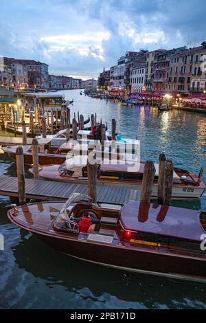 Venedig, Italien - 15. November 2022: Sonnenuntergang auf dem Canale Grande von der Rialtobrücke Stockfoto