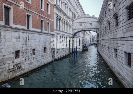 Venedig, Italien - 15. November 2022: Seufzerbrücke oder Ponte de Suspiri und Dogenpalast Stockfoto