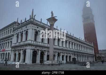 Venedig, Italien - 15. November 2022: Früher Morgen auf der Piazza San Marco Stockfoto