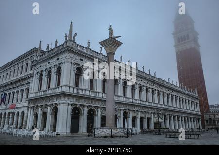 Venedig, Italien - 15. November 2022: Früher Morgen auf der Piazza San Marco Stockfoto